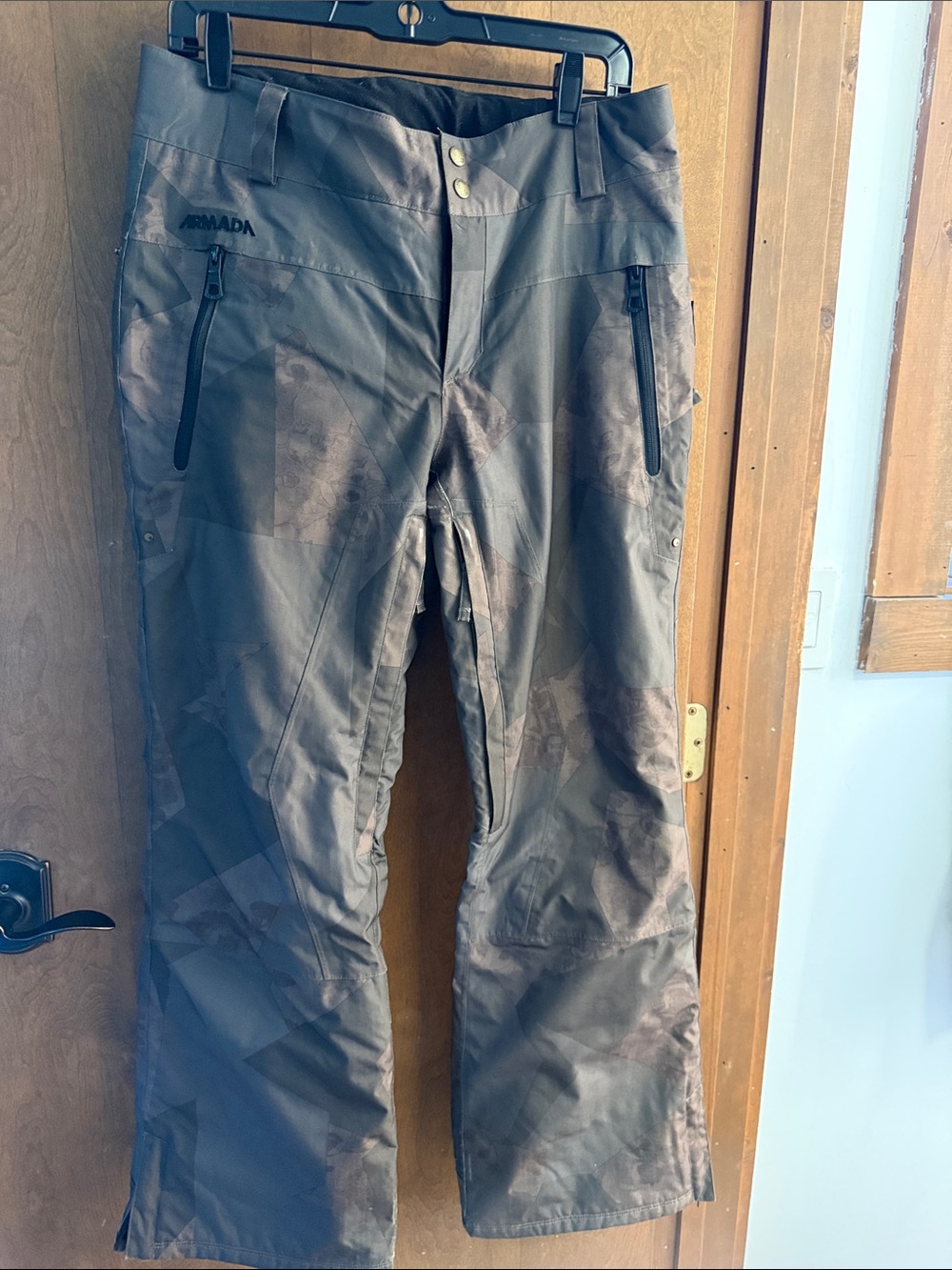Armada woman’s insulated Snow Pants in Olive Camo
